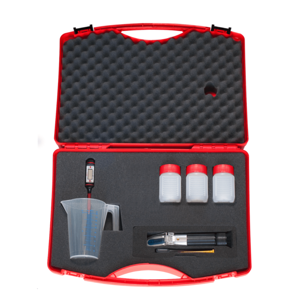 Rød åben KABI Service kuffert, som indeholder skumindlæg, hvori der ligger et termometer, et plastik bæger på 0,25 ltr. og tre transparente plastik flasker med stor åbning til opbevaring af prøver på 0,1 ltr. og et refraktometer